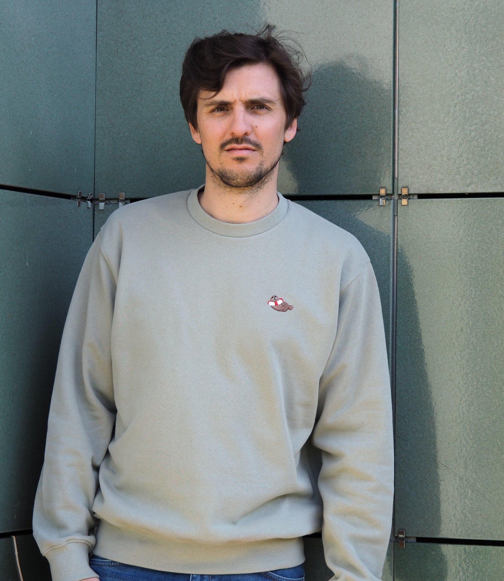 Eco-friendly and comfy sage green sweater for men. High quality, made from organic & recycled cotton. Very cuddle proof thanks to the soft inside and the sea lion embroidery.