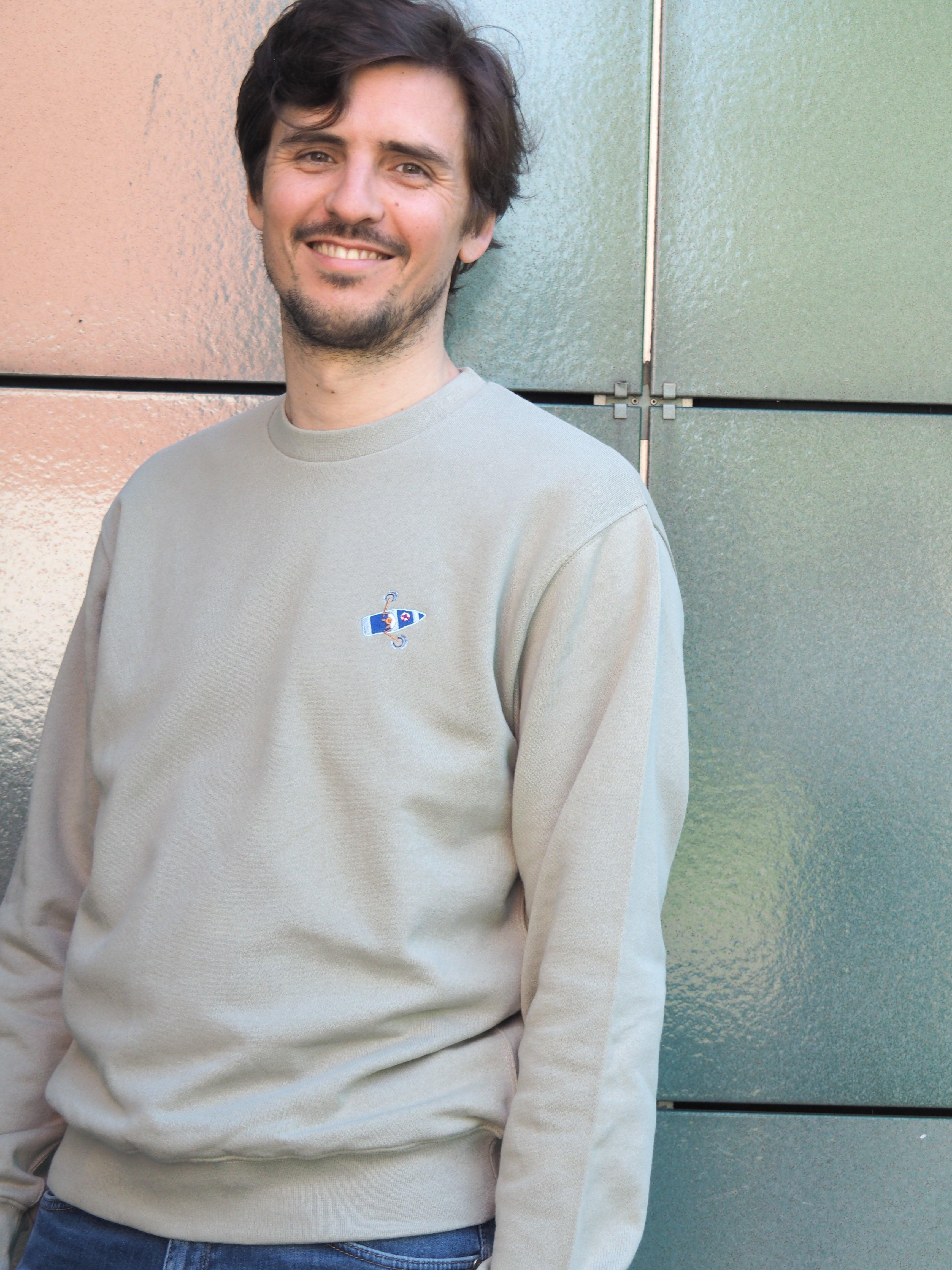 Eco-friendly and comfy sage green sweater for men. High quality, made from organic & recycled cotton. Very cuddle proof thanks to the soft inside. Made in Portugal.